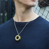 Collana Eco-Friendly con Pendente a Forma di Ciambella in Skateboard Riciclato