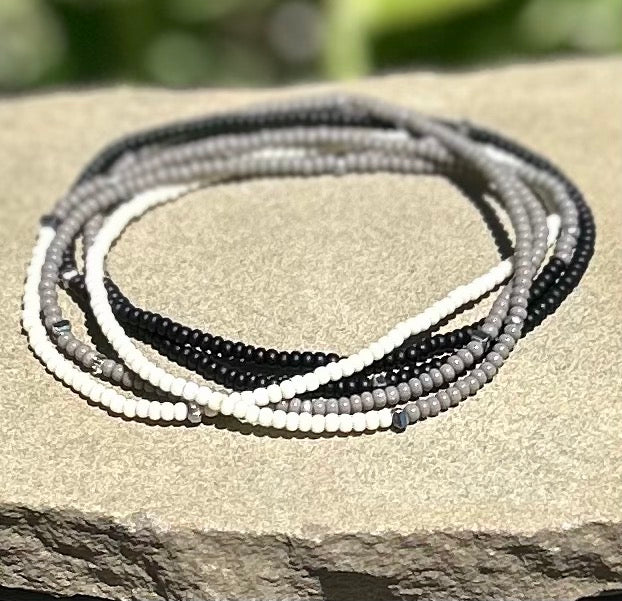 Braccialetto Boho 5-Avvolgimenti con Perline "Black & White Color Vibes" e Spruzzi d'Argento