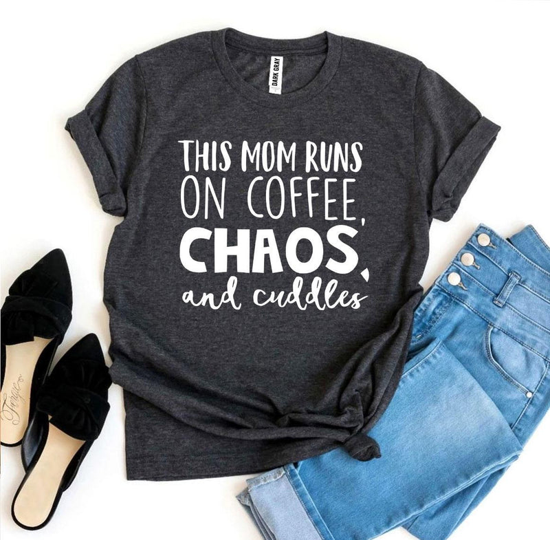 T-shirt "This Mom Runs On Coffee, Chaos, & Cuddles"